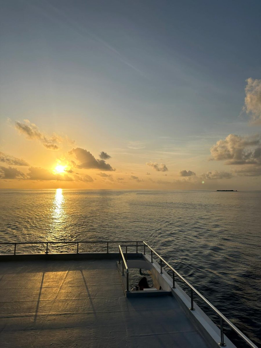 The sea and the sunsets belong to no one, but they are romantic for everyone.#photograph #travel