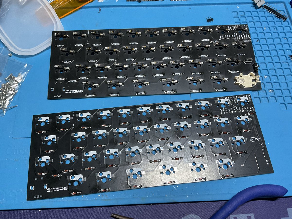0002ozlet's tweet photo. 第一話が終了と同時に、ダイオードのハンダ付けも終わりました。#ckb3 #自作キーボード https://t.co/r0RkkeGBxu
