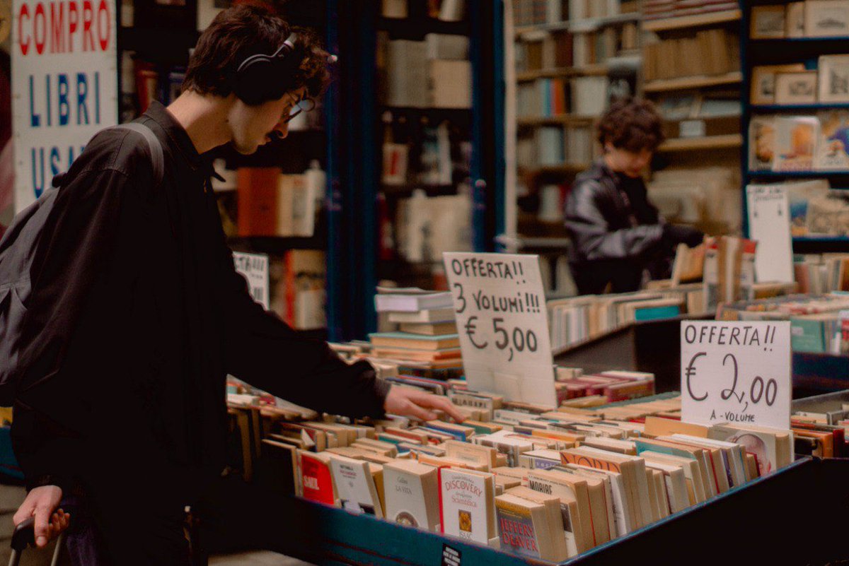 blondesloth's tweet photo. Amo le bancarelle dei libri e le mille storie che hanno da offrire. https://t.co/0wHwCcus9G