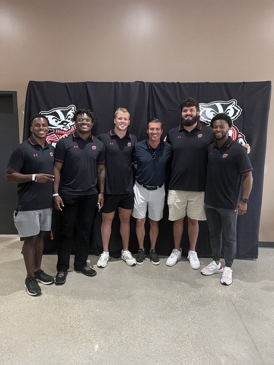 lanceallan's tweet photo. Helping with @HunterWohler huddle of hope at @MattysBar with @BadgerFootball looking like my bodyguard team! ๐๐ช๐ฝ #Badgers #inthecommunityforthecommunity https://t.co/IfgSKAWFhQ