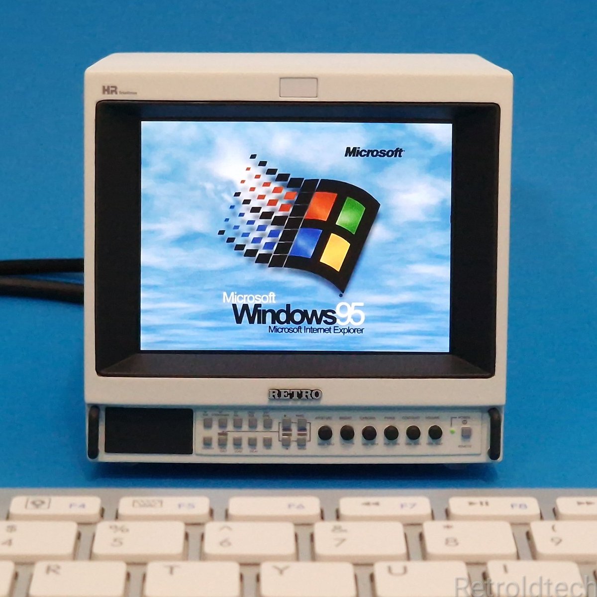 Retroldtech's tweet image. &apos;Windows 95 was to computing what color TV was to black and white TV&apos; ❤️💚💙💛
With a 3.5&quot; LCD IPS Screen, a resolution of 640x480px, stereo sound and dual speakers this little monitor is a truly unique piece of working Retro art 😊👌
#MicroPVM #RetroPVM #PVMMonitor #Retrogaming