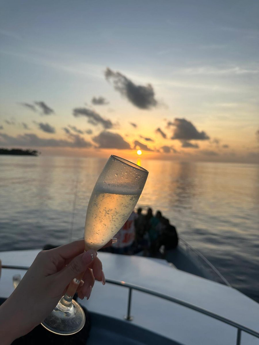 sofia_19889's tweet photo. The sea and the sunsets belong to no one, but they are romantic for everyone.#photograph #travel https://t.co/chtKUdiSC0