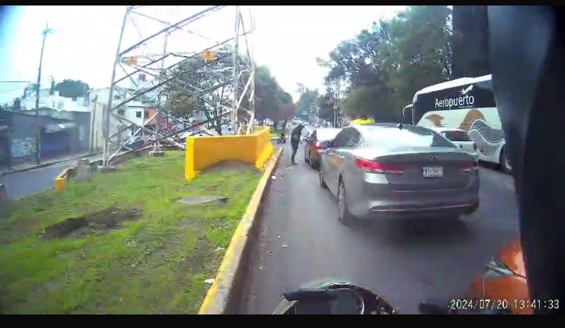 jhbotello's tweet photo. @SSC_CDMX hola por favor me ayudan a saber cómo proceder con esta persona que me agredio, ayúdenme q hacerlo viral y dar con él. Fue en Churubusco y las torres alcaldía Iztapalapa en CDMX, gracias al chico de la moto que se quedó ahí para grabarlo, a él también lo quiso agredir. https://t.co/2Iz0ih7DRF