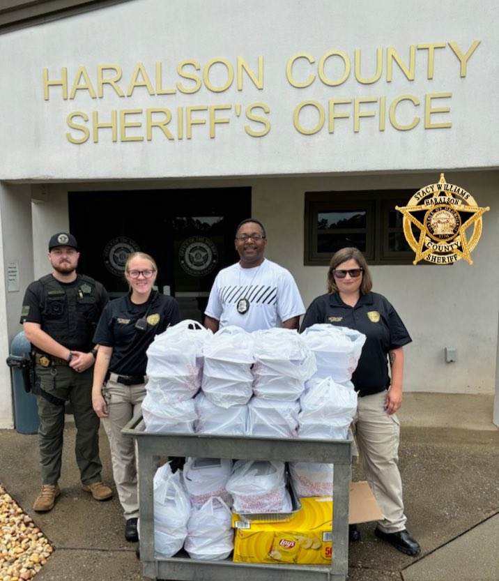 HaralsonSheriff's tweet photo. We would like to thank Bernice Glass and Feed the Sheep Ministries for providing lunch today for our personnel and our inmates. Pastor Mark Stroud delivered 200 plates to us from the ministries community cookout.
#FeedTheSheepMinistries
#CommunityCookout
#ThankYou
#HCSO https://t.co/EGS9AghrU3