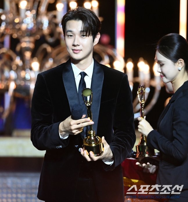 Mis_kdramas's tweet photo. 🏆🏆🏆🏆 Los "Premios Popularidad" en los #BlueDragonSeriesAwards2024 fueron para #Dex por #Zombieverse, #Miyeon de (G)I-DLE por #MySiblingsRomance, #ChoiWooshik por #AKillerParadox y #ParkJiYoon por #CrimeScenereturns
¡Enhorabuena a los 4! 👏 https://t.co/YbOUqWZKhM