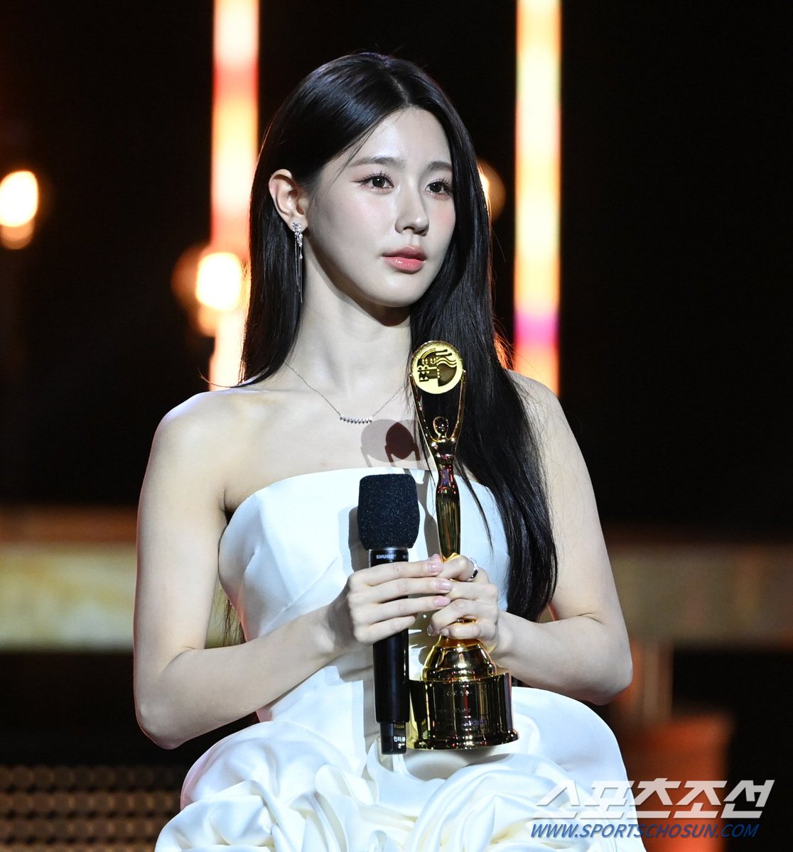 Mis_kdramas's tweet photo. 🏆🏆🏆🏆 Los "Premios Popularidad" en los #BlueDragonSeriesAwards2024 fueron para #Dex por #Zombieverse, #Miyeon de (G)I-DLE por #MySiblingsRomance, #ChoiWooshik por #AKillerParadox y #ParkJiYoon por #CrimeScenereturns
¡Enhorabuena a los 4! 👏 https://t.co/YbOUqWZKhM