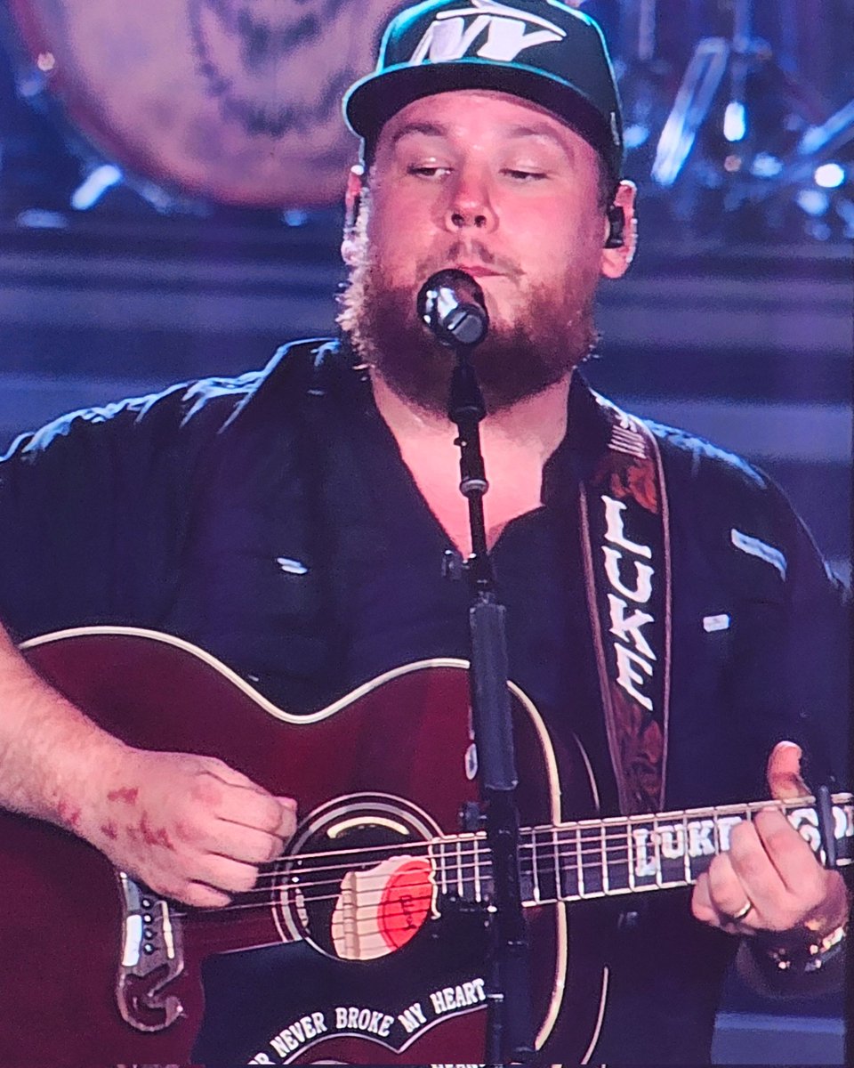 BodySlamPhotos's tweet photo. Was at Last nights @lukecombs concert where he  put on one Hell of a show @MetLifeStadium  Suporting the @nyjets hat . https://t.co/CpMgzLk9YW