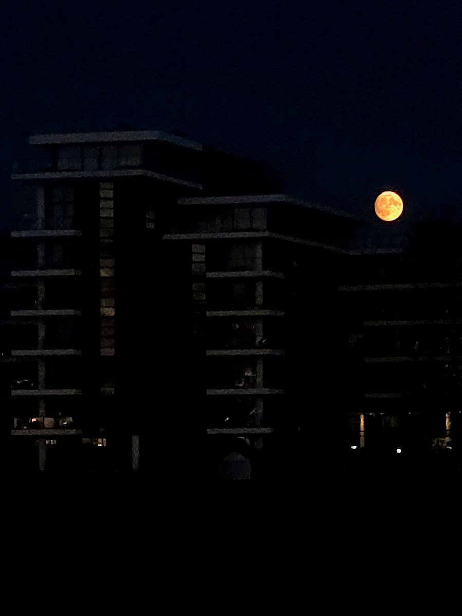 Jeni_Lambert's tweet photo. Can't stop thinking about last night's moon in London.🌝 https://t.co/SNKn9X1kHk