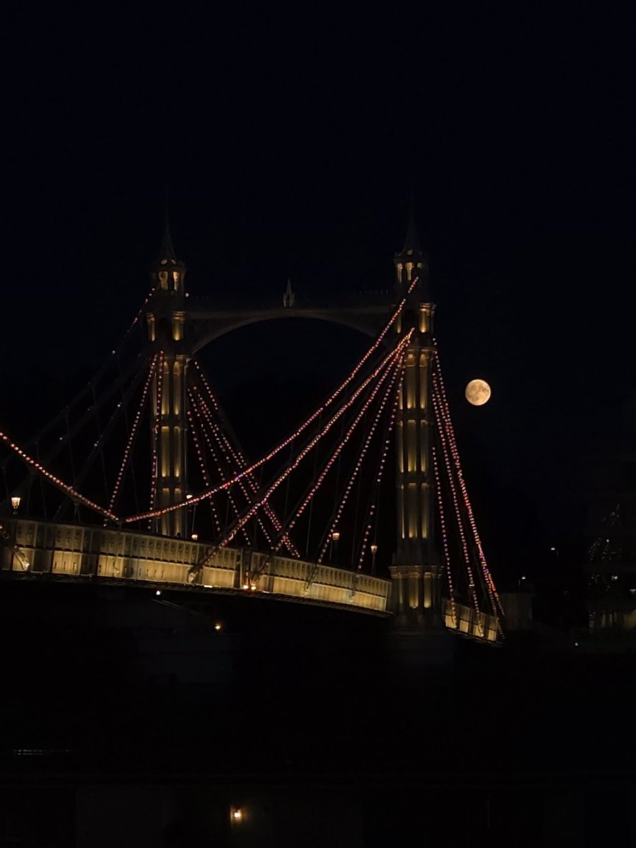 Jeni_Lambert's tweet photo. Can't stop thinking about last night's moon in London.🌝 https://t.co/SNKn9X1kHk