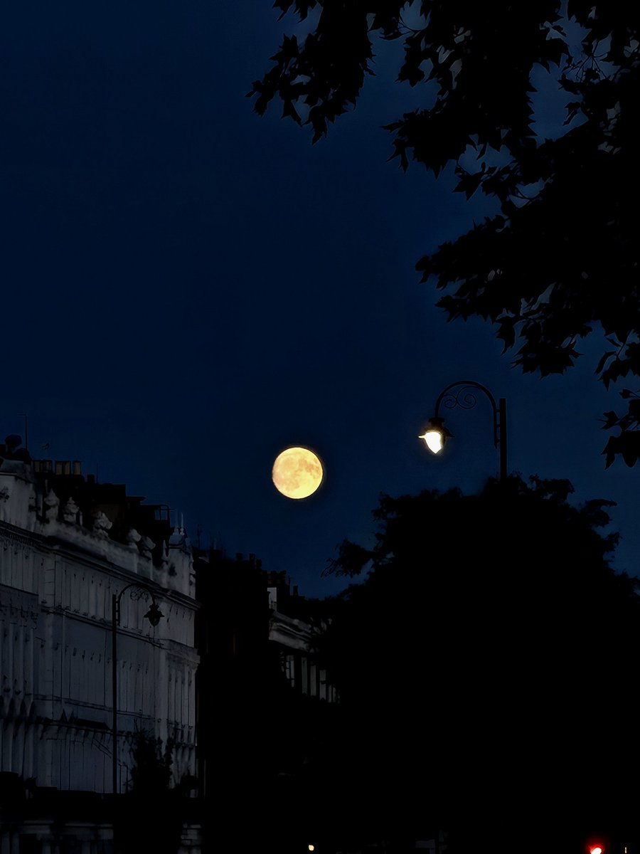 Jeni_Lambert's tweet photo. Can't stop thinking about last night's moon in London.🌝 https://t.co/SNKn9X1kHk