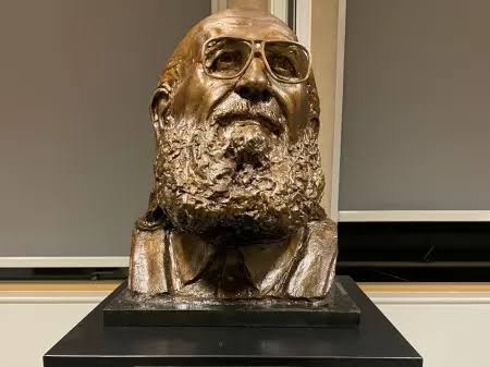 Paulo Freire é o único brasileiro que tem Estátua na Universidade de Cambridge, onde estudaram Charles Darwin, Isaac Newton, Alan Turing, Stephen Hawking, John Keynes, Bertrand Russell entre outros.