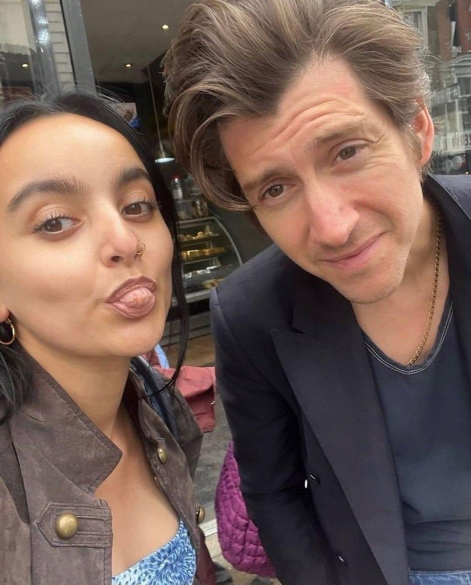AMonkeysCorner's tweet photo. Alex con una fan recientemente ¿cabello gris?👀 https://t.co/ey0SHsctNJ