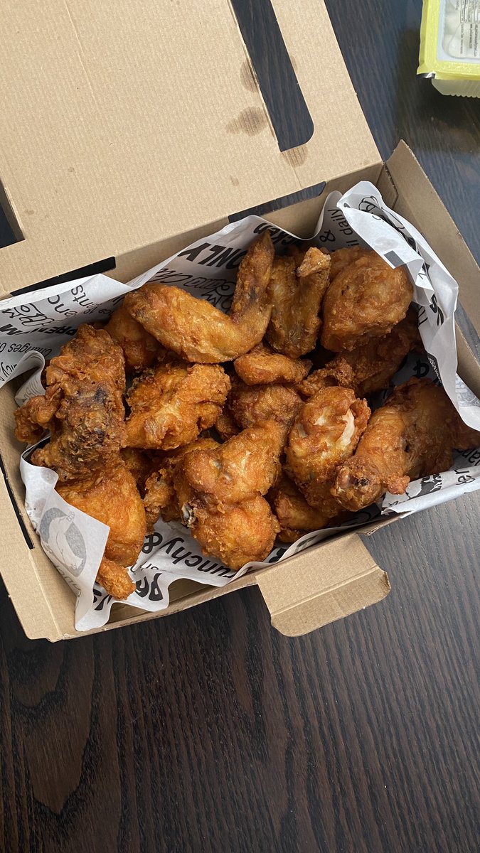 맛있어 보이나요? 네! 맛있습니다. 닭이 프레쉬 한지는 뼈를 보면 압니다. 뼈가 검은색이면 냉동 냉장고에 오래둔겁니다. 뼈가 하얀게 맛있네요.