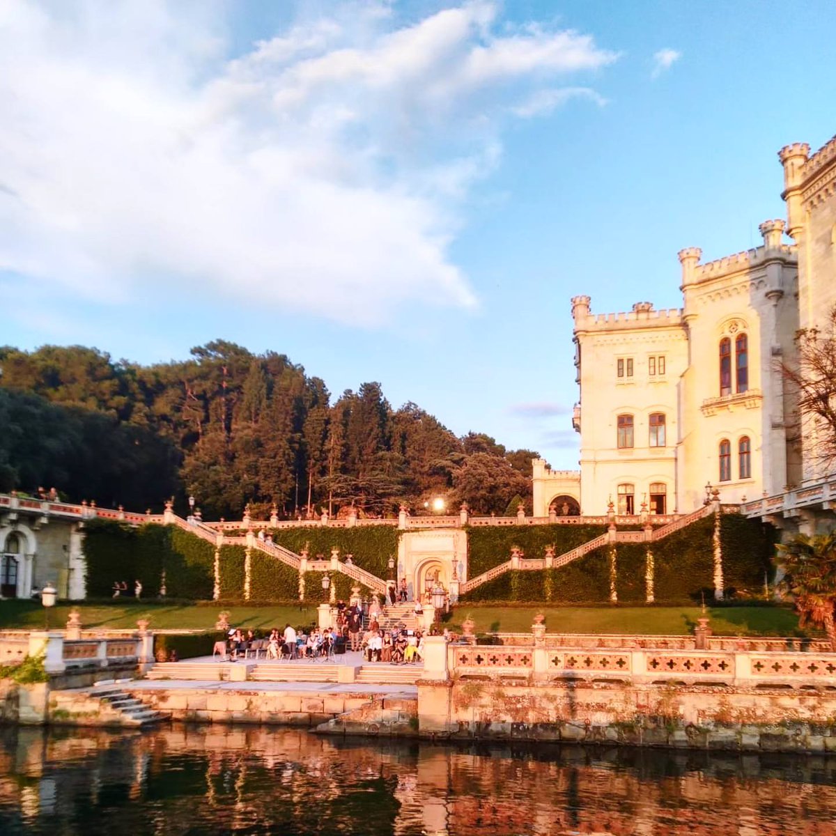 museomiramare's tweet photo. Questa sera un tramonto incantato ha accolto il debutto di 'Discorsi amorosi da ascoltare e leggere al tramonto'. Le più belle parole d'amore risuonate nella cornice perfetta di #Miramare!
@ilrossetti https://t.co/Q1JAO95DFW