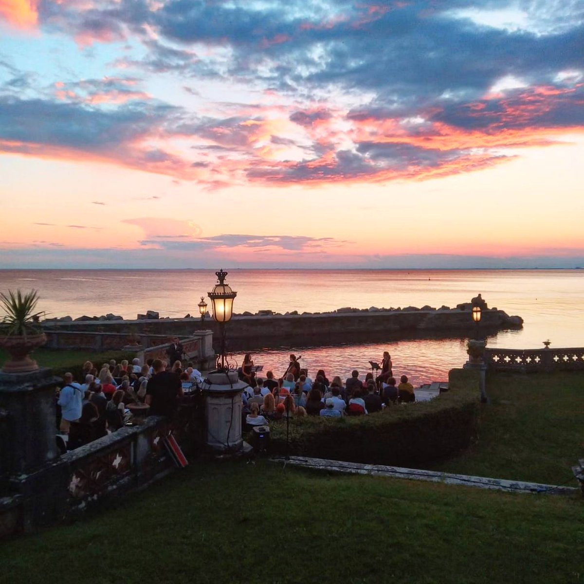 museomiramare's tweet photo. Questa sera un tramonto incantato ha accolto il debutto di 'Discorsi amorosi da ascoltare e leggere al tramonto'. Le più belle parole d'amore risuonate nella cornice perfetta di #Miramare!
@ilrossetti https://t.co/Q1JAO95DFW