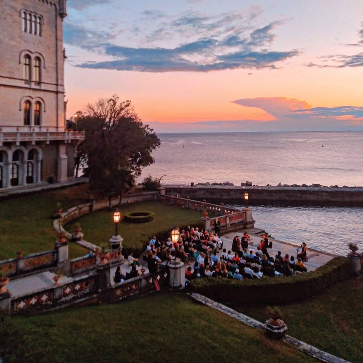 museomiramare's tweet photo. Questa sera un tramonto incantato ha accolto il debutto di 'Discorsi amorosi da ascoltare e leggere al tramonto'. Le più belle parole d'amore risuonate nella cornice perfetta di #Miramare!
@ilrossetti https://t.co/Q1JAO95DFW