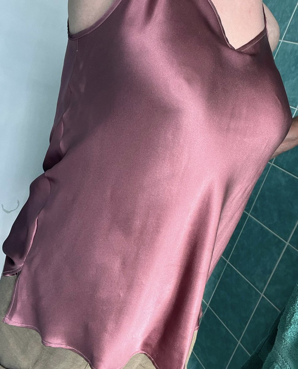 MlleMylene1's tweet photo. Mhmhm quelle chaleur il fait mais qu’est que c’est agréable d’enfin avoir du chaud 🥰
Doux nuit mes coquines et coquins 💫🫦💋
#crossdresser #coquine #nobra #haut #intimissimi #soie #bas #undiz #enviedesexoterentrecopines #sexy 🤭🫦 https://t.co/TiE4CTNBzR