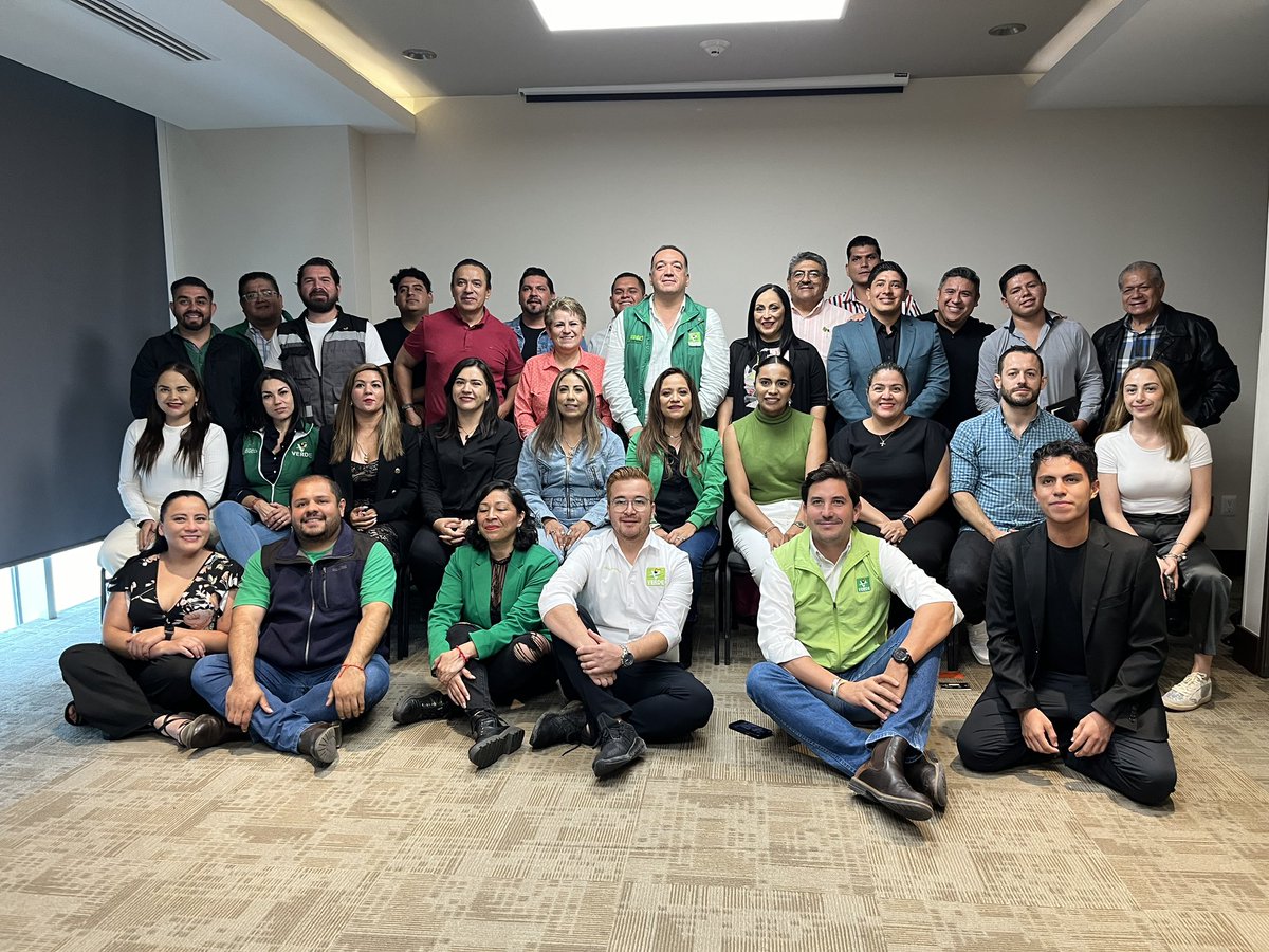 partidoverdegto's tweet photo. Hoy comenzamos los trabajos de la construcción de la nueva Agenda Verde. ✏️💚
Se reunieron autoridades electas y miembros del Comité Estatal para seguir trabajando en un plan de trabajo en equipo y asegurar así un Guanajuato más Verde. 👏
#MásVerdesQueNunca https://t.co/awH51dlCes