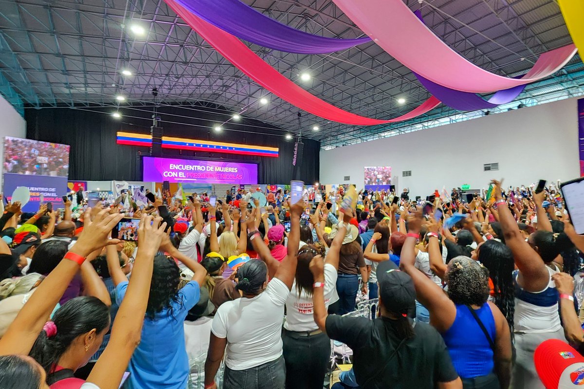 A propósito de la Gran Misión Venezuela Mujer, acompañamos a la 1°. combatiente <a href="/ConCiliaFlores/">Cilia Flores</a> y al pdte. <a href="/NicolasMaduro/">Nicolás Maduro</a> a la jornada de trabajo con las Mujeres de la Patria, desde el Centro de Convenciones Parque Simón Bolívar en La Carlota, estado Miranda.
