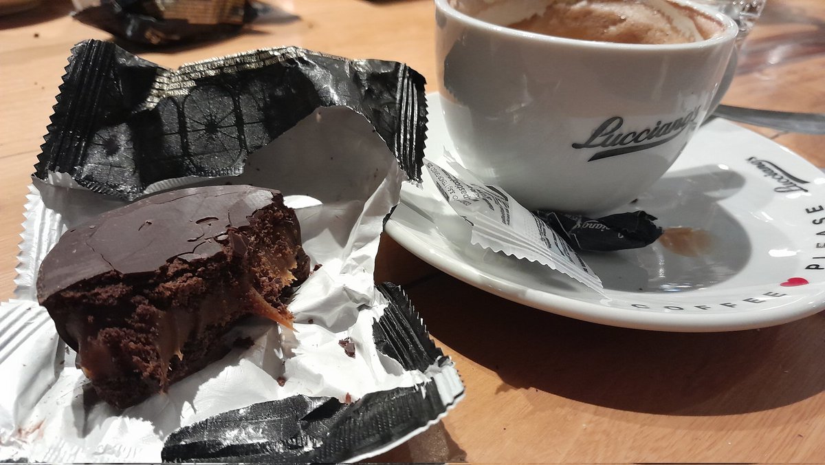 exagereando's tweet photo. Este alfajor Black de #Lucciano es una bomba tremenda!!!
Twitter es servicio amigos https://t.co/LU9W2emKPN