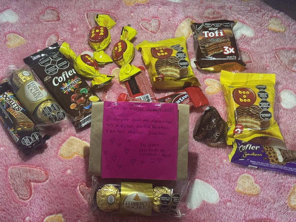 le dije que estaba en mis días y que tenía ganas de comer chocolates y me trajo, encima con una notita 🥺🥺