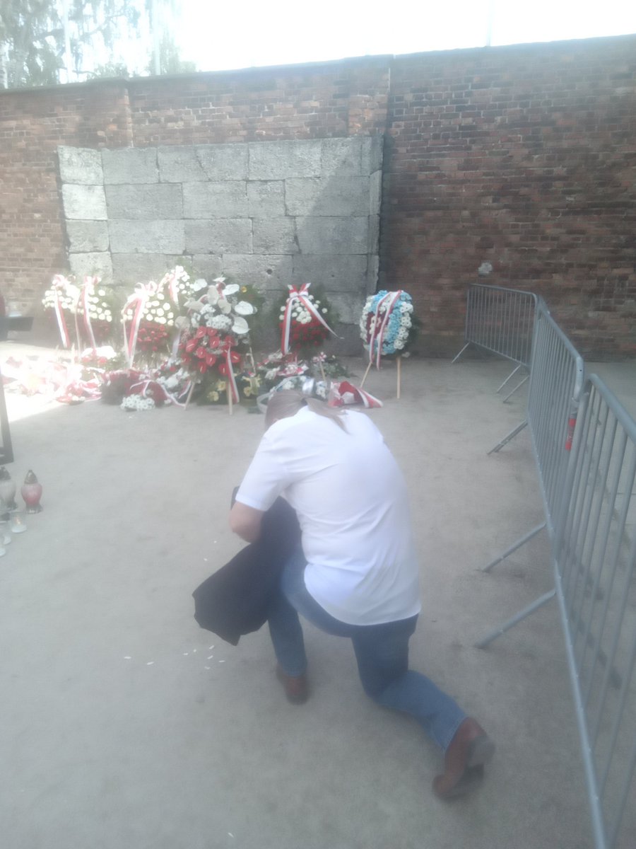 Kozicek's tweet photo. @Bundeskanzler #KLAuschwitz
1 fot. Dwa lata temu z synem !
2 fot. Tego roku... Już sam !!! (pochowałem syna 😢 )
*Ile mi sił starczy... Będę przyjeżdżał !!! #Block11
Amen... 🎩 https://t.co/dvw9kEkBx5