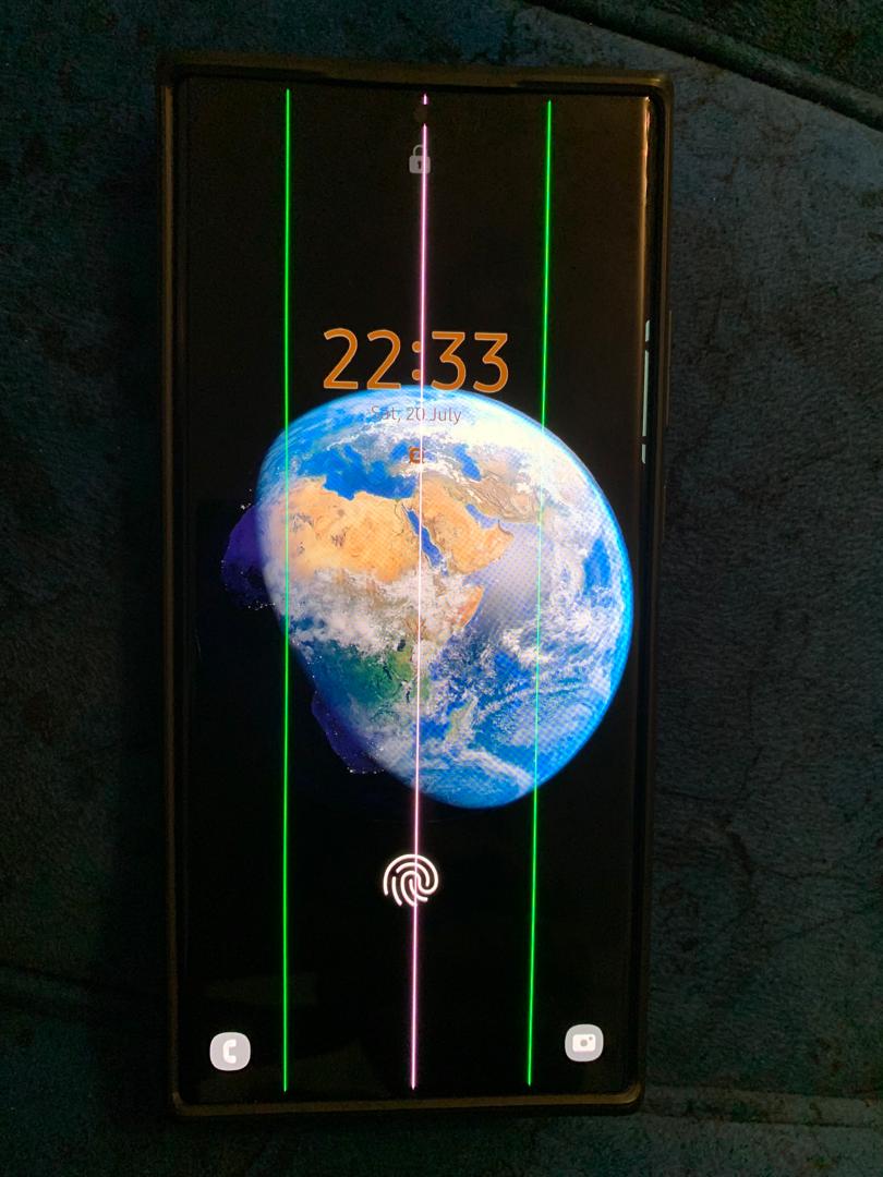 IsmailUvaiz's tweet image. Experiencing green and pink lines on my Samsung Galaxy Note 20 Ultra and Galaxy S21 from 3 months which happened upon software update. @SamsungMobile, please address this issue, Such issues on premium phones are not acceptable #GalaxyNote20Ultra #GalaxyS21 #SoftwareUpdateIssue