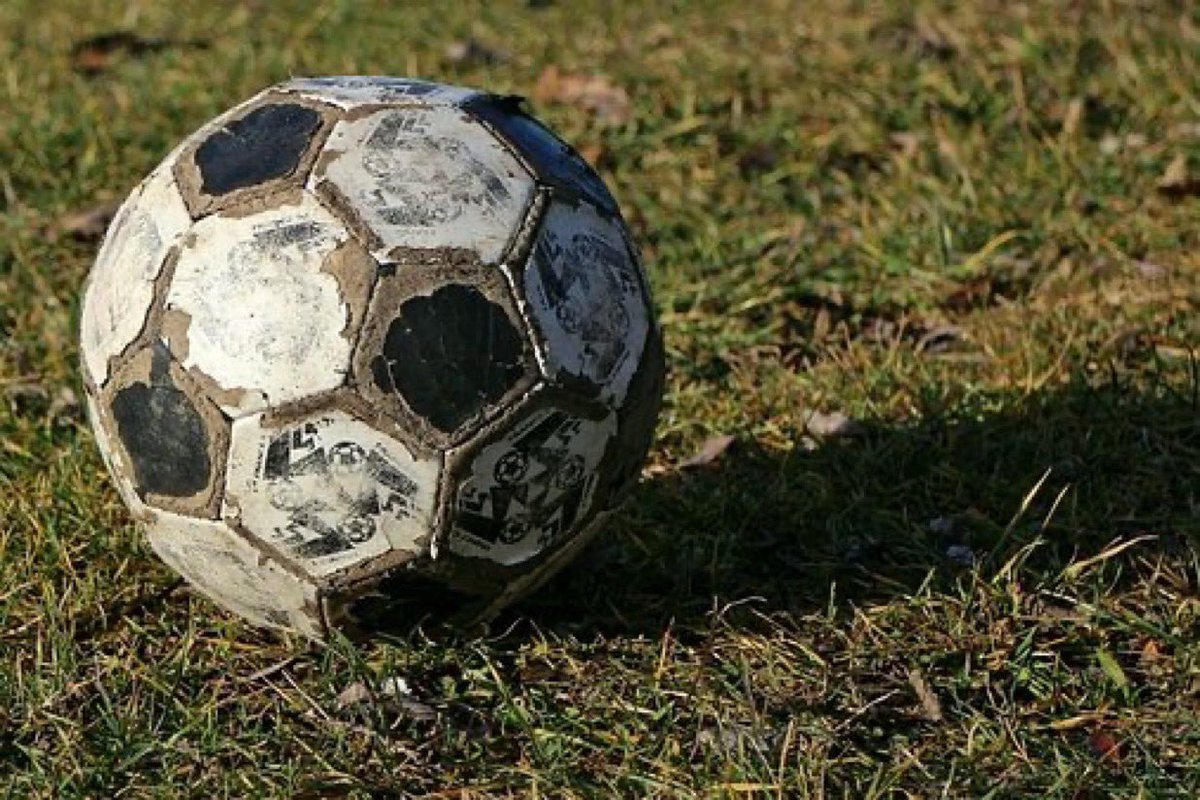 Veo que estan todos saludándose por el día del amigo, pero nadie se acuerda de ella.
¿Quién fue nuestra primera compañera para jugar?
Hace calor, ella está. Hace frío, ellá está. Sos malo y juega con vos igual. Siempre te escucha y nunca te juzga.
Mi primera amiga, la pelota.❤️