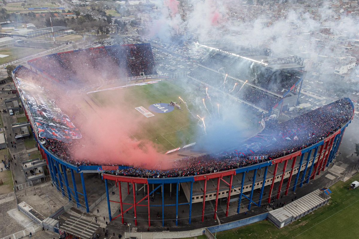 cuervincho's tweet photo. San Lorenzo termina el partido cantando en contra de la dirigencia. 
7 meses tardaron los imbéciles votantes de Moretti en darse cuenta que era lo mismo de siempre. https://t.co/OQti9muwM3