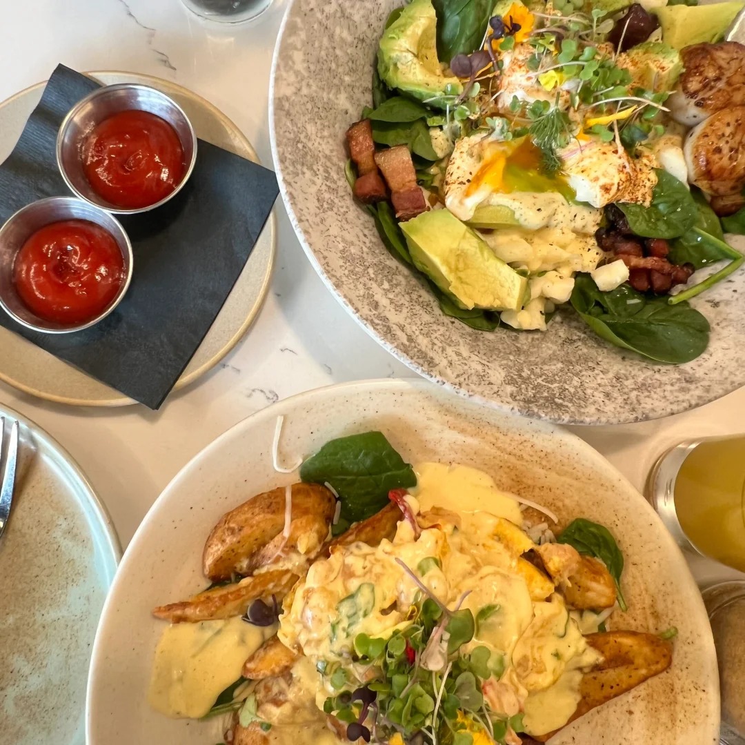 khaleedshdefat's tweet photo. Vancouver👉 has a long queue for a brunch with both good looks and great taste!! https://t.co/7SPo7aiYns