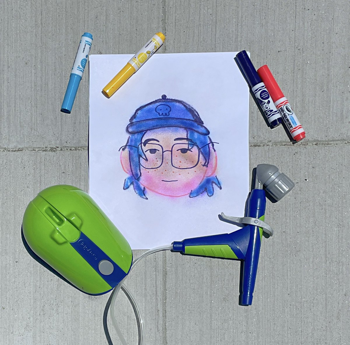 「i got a crayola air marker sprayer that'」|alivia h.のイラスト
