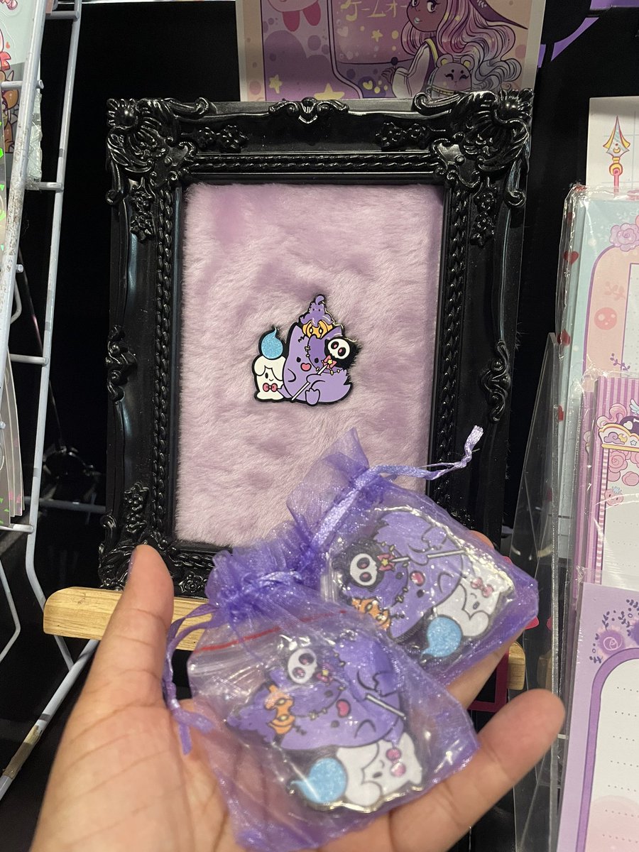 DharilyaS's tweet photo. Chegam mais dos pins do gengar, tive que buscar em Santa Bárbara https://t.co/9KnCCmcJwN