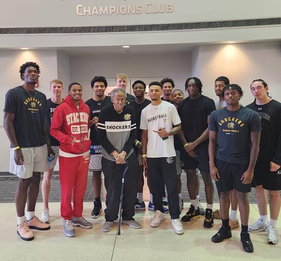 Such a cool picture from earlier today inside Koch Arena with 91-year-old Cleo Littleton, a Wichita State legend, joined by the current Shocker basketball team.

(📸 Barry Littleton)