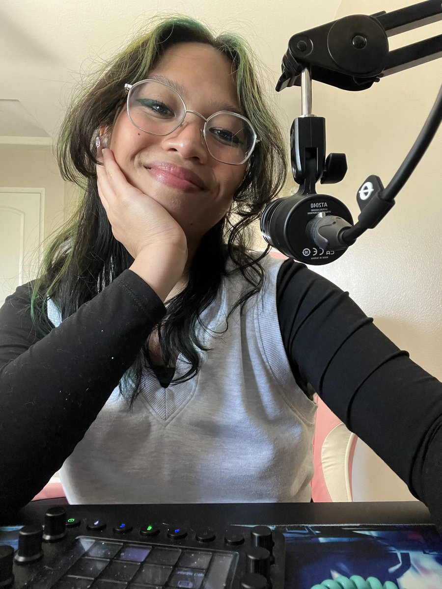 We are live on #twitch again today!❤️ come hang out with me @ gilliardkills we are still playing #TheFirstDescendant  😂 #streamer #stream #videogaming #games