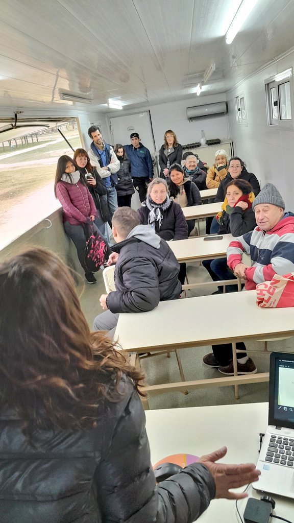 Val_Fabian's tweet photo. Compartimos una hermosa tarde de #Sabado en #MercadoBahiense🍔🥖🐟🥩🍅 en el aula movil de la @upsouniversidad.
Brindamos una charla sobre #huertas🌱 y #compost, ademas entregamos #plantines a los vecinos que se acercaron a la misma y tambien a quienes estaban realizado sus compras en el salon comercial.
#EnEquipo🙌
#HuertasDeLaCiudad🥦🍅 del @MunicipioBahia.