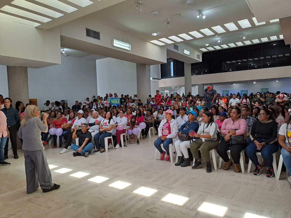 ¡Educación para el empoderamiento!

Más de 500 mujeres del estado Sucre, recibieron  títulos de bachilleres y certificación de artes y oficios, como parte del Vértice 2 de la Gran Misión Venezuela Mujer, creada por el buen gobierno liderado por el presidente Nicolás Maduro Moros.