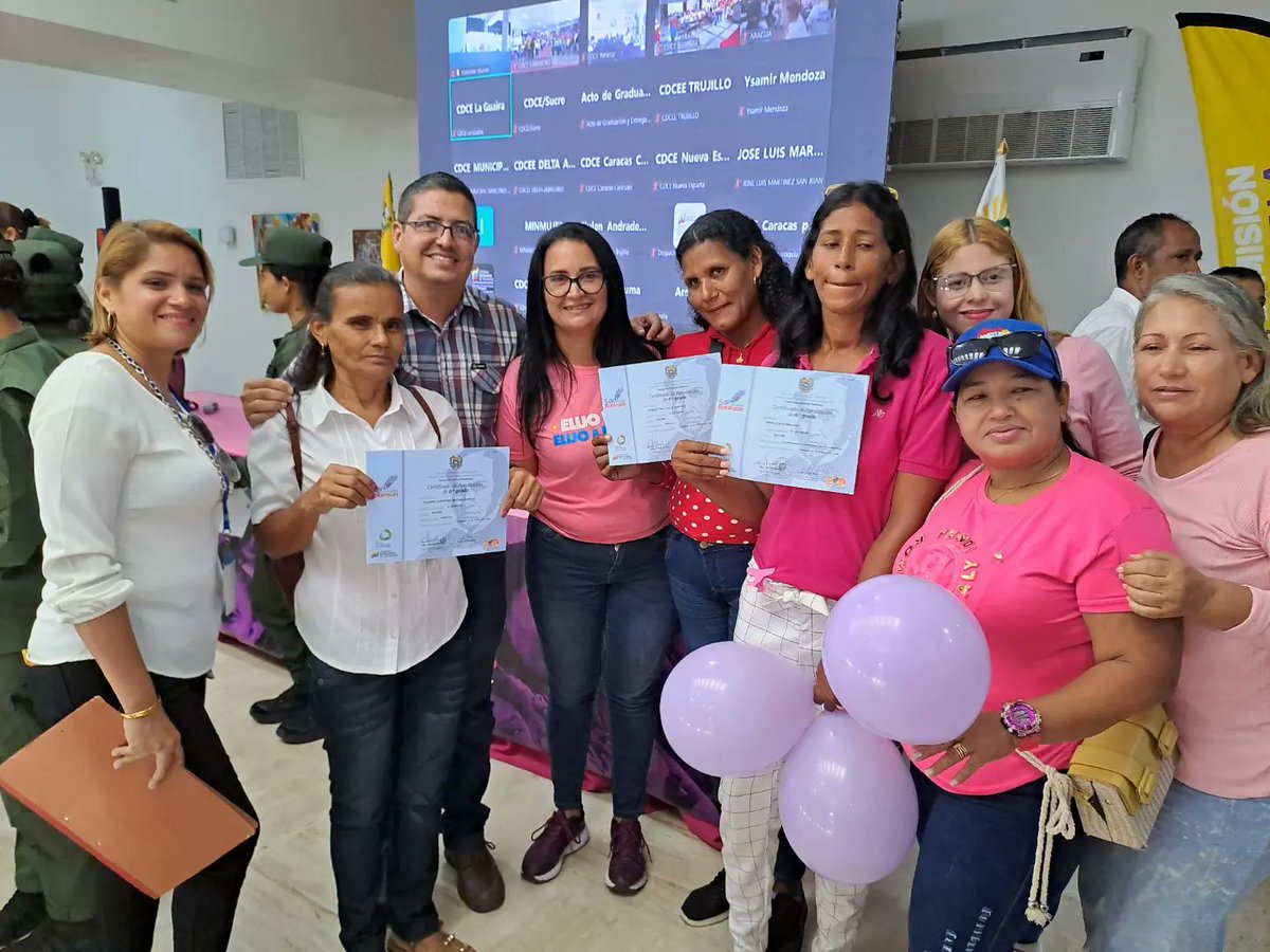 CDCESucre's tweet photo. ¡Educación para el empoderamiento!

Más de 500 mujeres del estado Sucre, recibieron  títulos de bachilleres y certificación de artes y oficios, como parte del Vértice 2 de la Gran Misión Venezuela Mujer, creada por el buen gobierno liderado por el presidente Nicolás Maduro Moros. https://t.co/lDZrpzJZPO