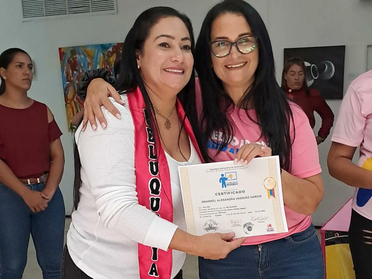 CDCESucre's tweet photo. ¡Educación para el empoderamiento!

Más de 500 mujeres del estado Sucre, recibieron  títulos de bachilleres y certificación de artes y oficios, como parte del Vértice 2 de la Gran Misión Venezuela Mujer, creada por el buen gobierno liderado por el presidente Nicolás Maduro Moros. https://t.co/lDZrpzJZPO