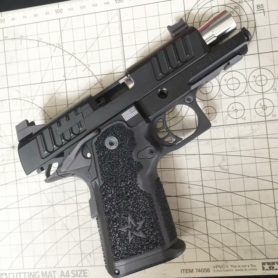 GunsKos978's tweet photo. EMG SAVIA Staccato CS
組み立てました。
少しだけ苦戦。アンビセフティがなかなか填まらなかった。プランジャーピンを3回飛ばしました🚀🚀🚀
動きなんですが③のところでスライドが戻りません😥
全然動かしてないのに④ブリーチの一部がが削れてる。ここかな？

#staccatocs
#staccato https://t.co/Yb3kCAWBZd