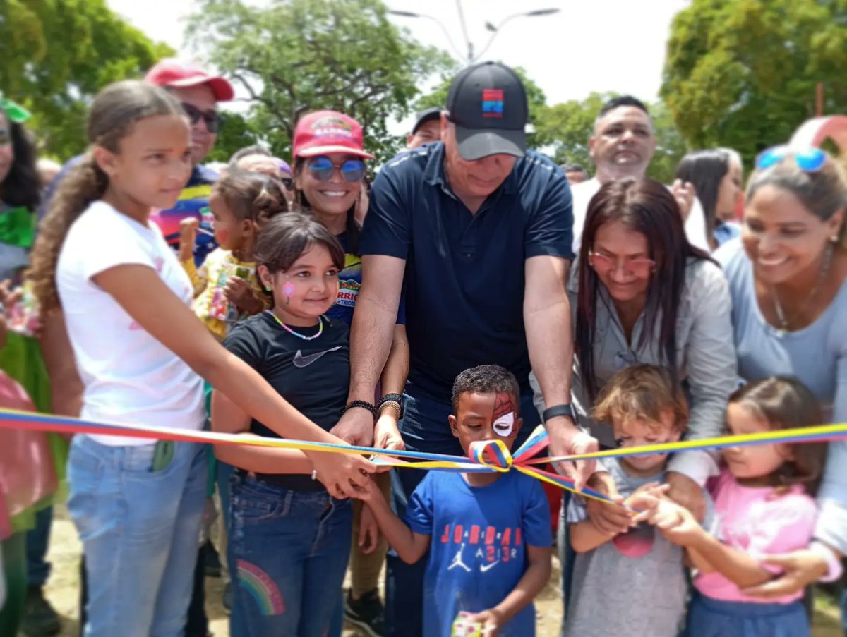 GMBNBT_NE's tweet photo. #20Jul24
Hoy festejamos y le regalamos sonrisas, felicidad y disfrute a nuestros niños en la Reinauguración de la Cancha Deportiva Los Tres Guaiqueríes, Santa Ana #Gómez 

#SomosTricolor7nets 
#MppopNe 

@GRaulparedes @Barrio_Tricolor @emiliorafael_ @Alessandrellove https://t.co/SwOyNyVnqI