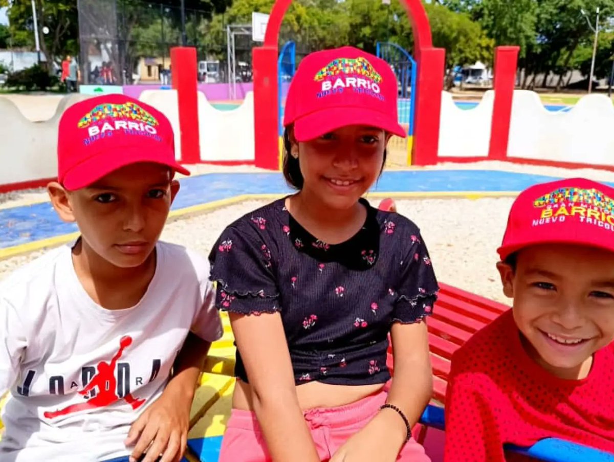 GMBNBT_NE's tweet photo. #20Jul24
Hoy festejamos y le regalamos sonrisas, felicidad y disfrute a nuestros niños en la Reinauguración de la Cancha Deportiva Los Tres Guaiqueríes, Santa Ana #Gómez 

#SomosTricolor7nets 
#MppopNe 

@GRaulparedes @Barrio_Tricolor @emiliorafael_ @Alessandrellove https://t.co/SwOyNyVnqI