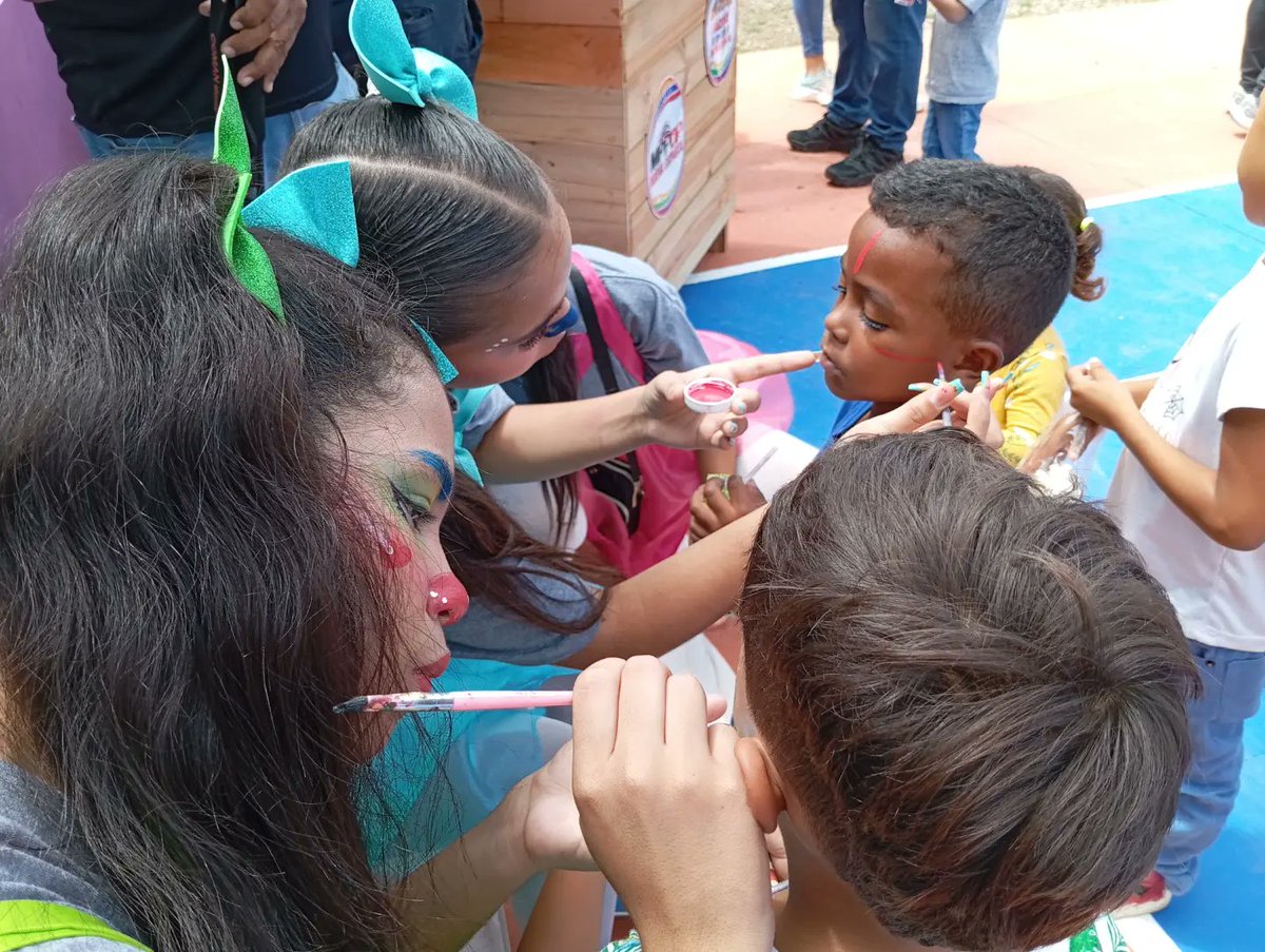 GMBNBT_NE's tweet photo. #20Jul24
Hoy festejamos y le regalamos sonrisas, felicidad y disfrute a nuestros niños en la Reinauguración de la Cancha Deportiva Los Tres Guaiqueríes, Santa Ana #Gómez 

#SomosTricolor7nets 
#MppopNe 

@GRaulparedes @Barrio_Tricolor @emiliorafael_ @Alessandrellove https://t.co/SwOyNyVnqI