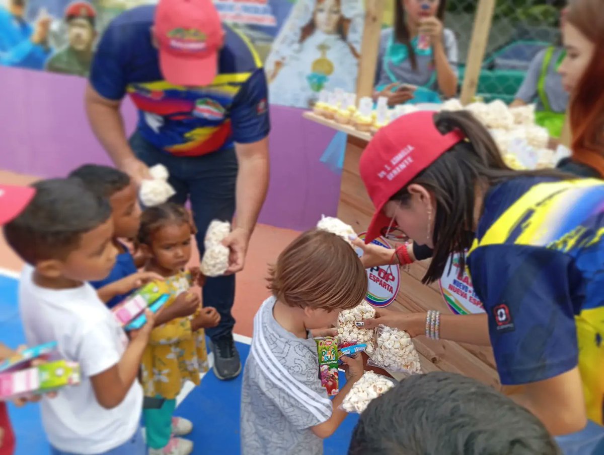 #20Jul24
Hoy festejamos y le regalamos sonrisas, felicidad y disfrute a nuestros niños en la Reinauguración de la Cancha Deportiva Los Tres Guaiqueríes, Santa Ana #Gómez 

#SomosTricolor7nets 
#MppopNe 

<a href="/GRaulparedes/">Gral. Raúl Paredes</a> @Barrio_Tricolor <a href="/emiliorafael_/">Emilio R. Velásquez</a> <a href="/Alessandrellove/">GIUSEPPE ALESSANDRELLO</a>