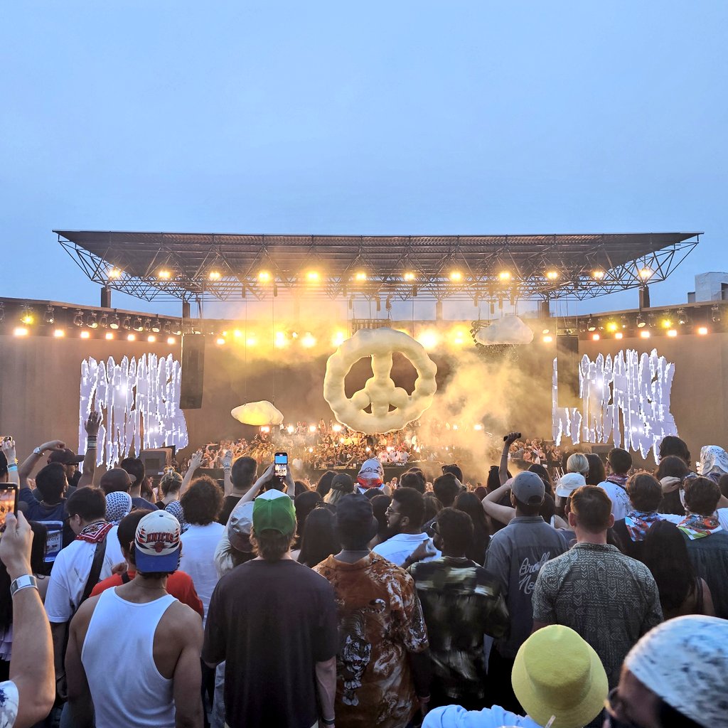 BrandonDOT3's tweet photo. 05:35AM, July 6th
Keinemusik @ The Brooklyn Mirage
What. A. Show. https://t.co/qaUQ7j9hhT