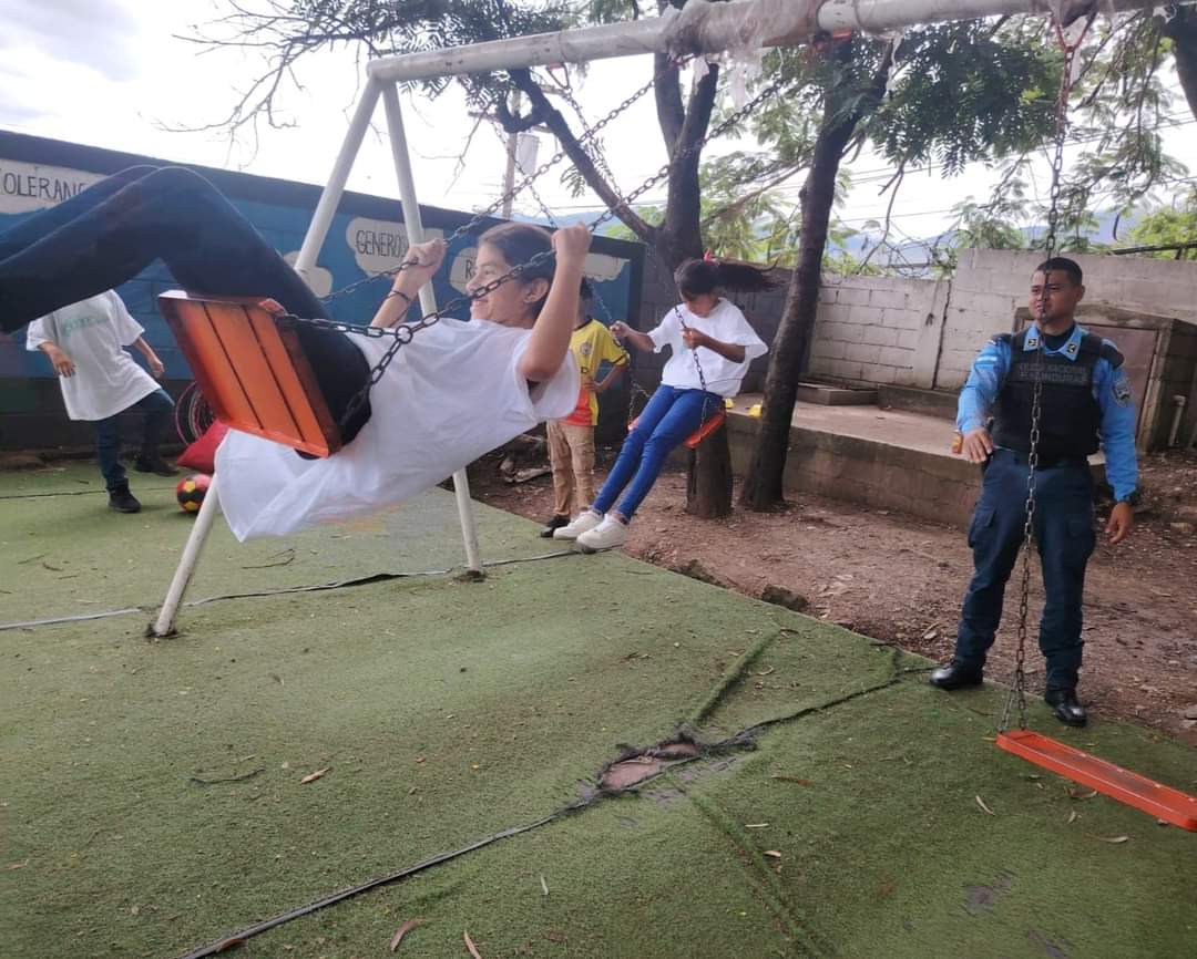 GreatH3421's tweet photo. 🤗🩵Hoy fue un día lleno de diversión y aprendizaje en la Escuela Naciones Unidas de Col. Villa Nueva. Donde los instructores #GREAT de @umep_4, realizaron un "Campamento Lúdico", de lo cual, 40 niños disfrutaron de juegos y actividades diseñados para fomentar la cooperación.✨️ https://t.co/ApLWgy4lSp
