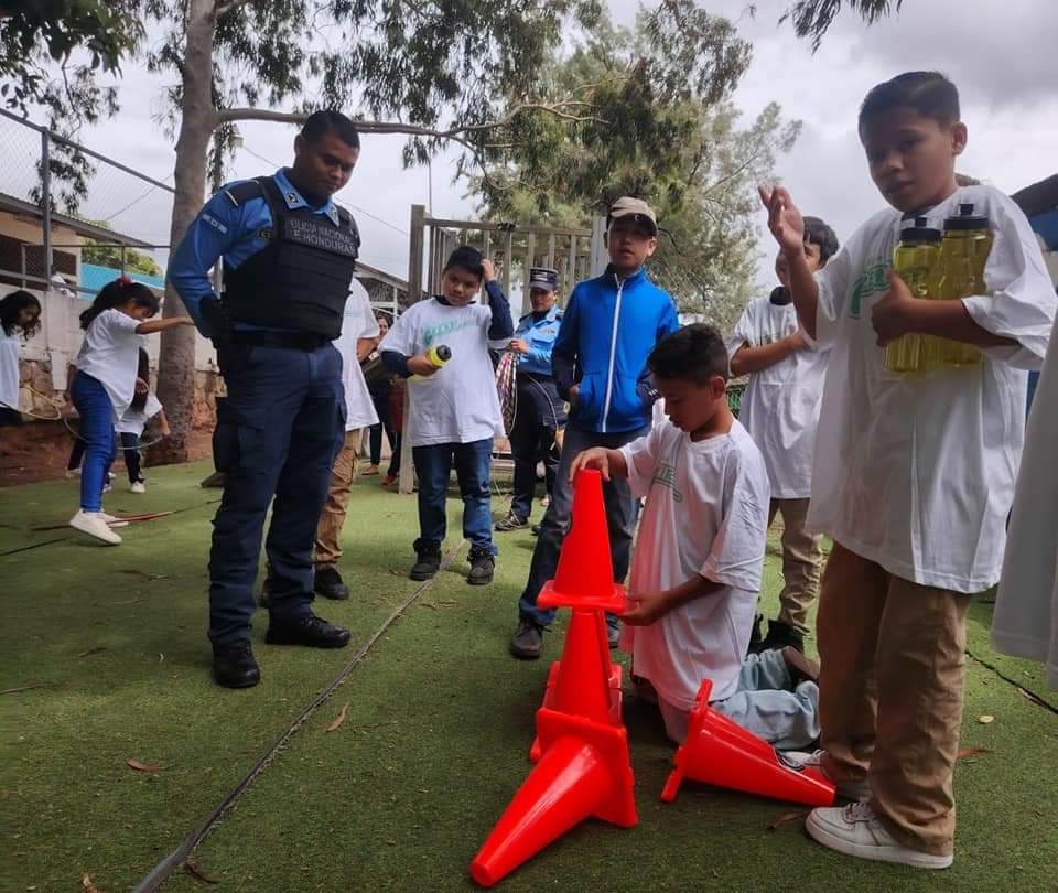 GreatH3421's tweet photo. 🤗🩵Hoy fue un día lleno de diversión y aprendizaje en la Escuela Naciones Unidas de Col. Villa Nueva. Donde los instructores #GREAT de @umep_4, realizaron un "Campamento Lúdico", de lo cual, 40 niños disfrutaron de juegos y actividades diseñados para fomentar la cooperación.✨️ https://t.co/ApLWgy4lSp