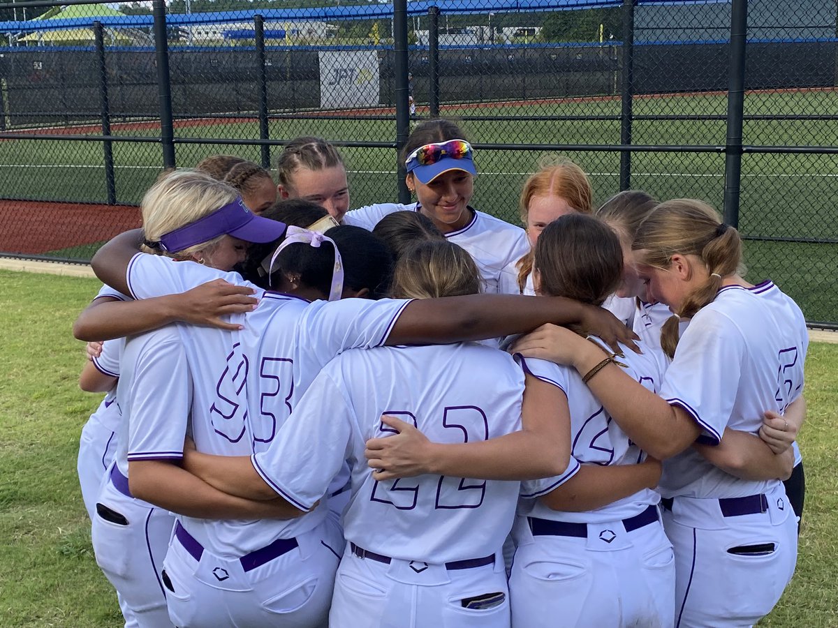 Baylee1057's tweet photo. Just finished my last weekend playing with @TitansBaker I will forever cherish the past 6 years with Coach Kelsey and these girls that are like sisters to me. Looking forward to the years ahead as we continue our college softball seasons. #berelentless #play4somethinggreater https://t.co/u6MtbSBadk