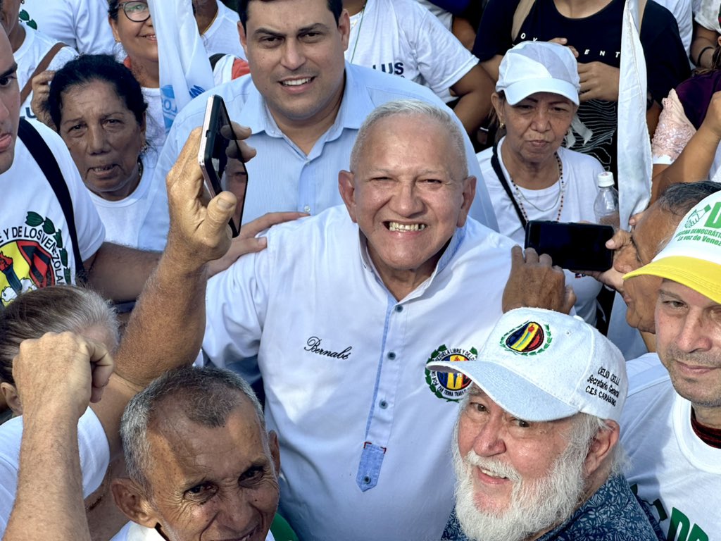 adbernabe's tweet photo. Desde Valencia, estado carabobo, le digo a todas las venezolanas y venezolanos: ya el 28 de julio está cerca y se acabará la zozobra, porque nuestro pueblo el domingo de las elecciones votará con conciencia para que se dé un gobierno sin odio, sin rencor, y que venga a trabajar por la gente. 

No puede haber angustia de que Maduro repita un gobierno nefasto, malo, que acabó con Venezuela, pero tampoco puede llegar la ultraderecha llena de odio y rencor, a sembrar sangre con una guerra civil. 

Aquí estamos los ADecos, el partido de la tarjeta blanca, el que cuando ha gobernado lo ha hecho por los más necesitados, para poner a la industria y el campo a producir, nosotros hemos gobernado por la nuevas generaciones. 

Tengan confianza que con #AcciónDemocrática se vive mejor y con nuestro candidato y próximo presidente de la República @luisemartinezh, Venezuela saldrá adelante. 

#VenezuelaVotaBlanco 🏳️🗳️
ABAJO Y LA IZQUIERDA