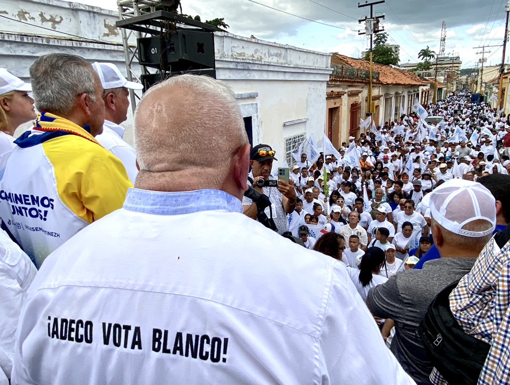 adbernabe's tweet photo. Desde Valencia, estado carabobo, le digo a todas las venezolanas y venezolanos: ya el 28 de julio está cerca y se acabará la zozobra, porque nuestro pueblo el domingo de las elecciones votará con conciencia para que se dé un gobierno sin odio, sin rencor, y que venga a trabajar por la gente. 

No puede haber angustia de que Maduro repita un gobierno nefasto, malo, que acabó con Venezuela, pero tampoco puede llegar la ultraderecha llena de odio y rencor, a sembrar sangre con una guerra civil. 

Aquí estamos los ADecos, el partido de la tarjeta blanca, el que cuando ha gobernado lo ha hecho por los más necesitados, para poner a la industria y el campo a producir, nosotros hemos gobernado por la nuevas generaciones. 

Tengan confianza que con #AcciónDemocrática se vive mejor y con nuestro candidato y próximo presidente de la República @luisemartinezh, Venezuela saldrá adelante. 

#VenezuelaVotaBlanco 🏳️🗳️
ABAJO Y LA IZQUIERDA