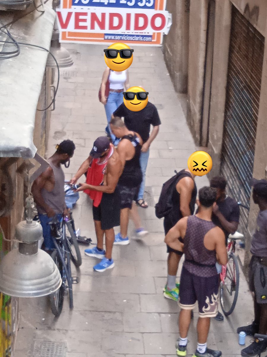 femgotic's tweet photo. 6) Anades i vingudes constants per #vendre les #bicicletes robades, moltes les fan servir per amagar les #drogues que han de transportar. El #preu és obtenir la seva #dosi i el “pase” s’efectua al mig del #carrer https://t.co/z5kcpKVJuH